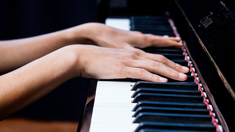 Hands play a piano at the Kimmel Center