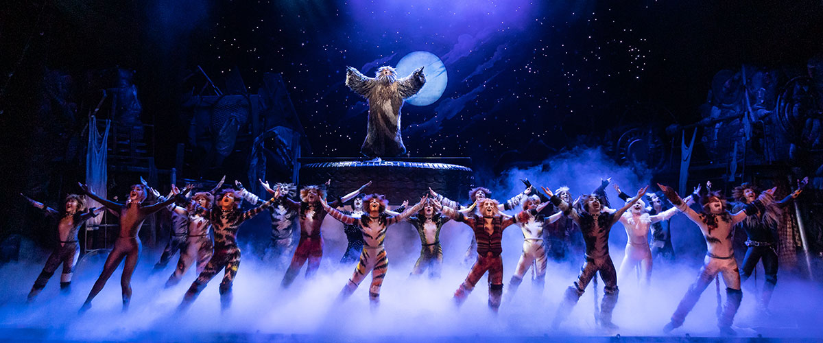Indalecio De Jesús Valentín as Old Deuteronomy and the company of the 2021-2022 national tour of CATS (Photo By Matthew Murphy, Murphymade)