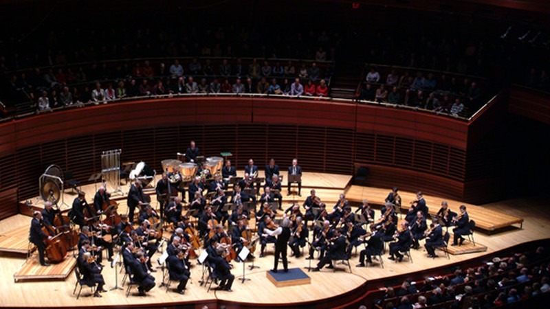 The Philadelphia Orchestra performing to a full house in Verizon Hall.